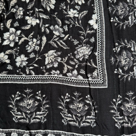 Black and White Patterned Kimono - Picture 7 of 9